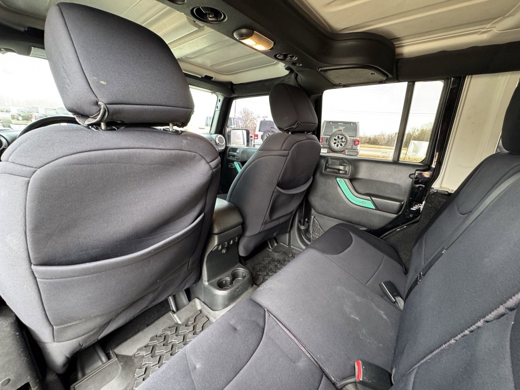 Used 2016 Jeep Wrangler Unlimited Sahara w/ Connectivity Group image 12