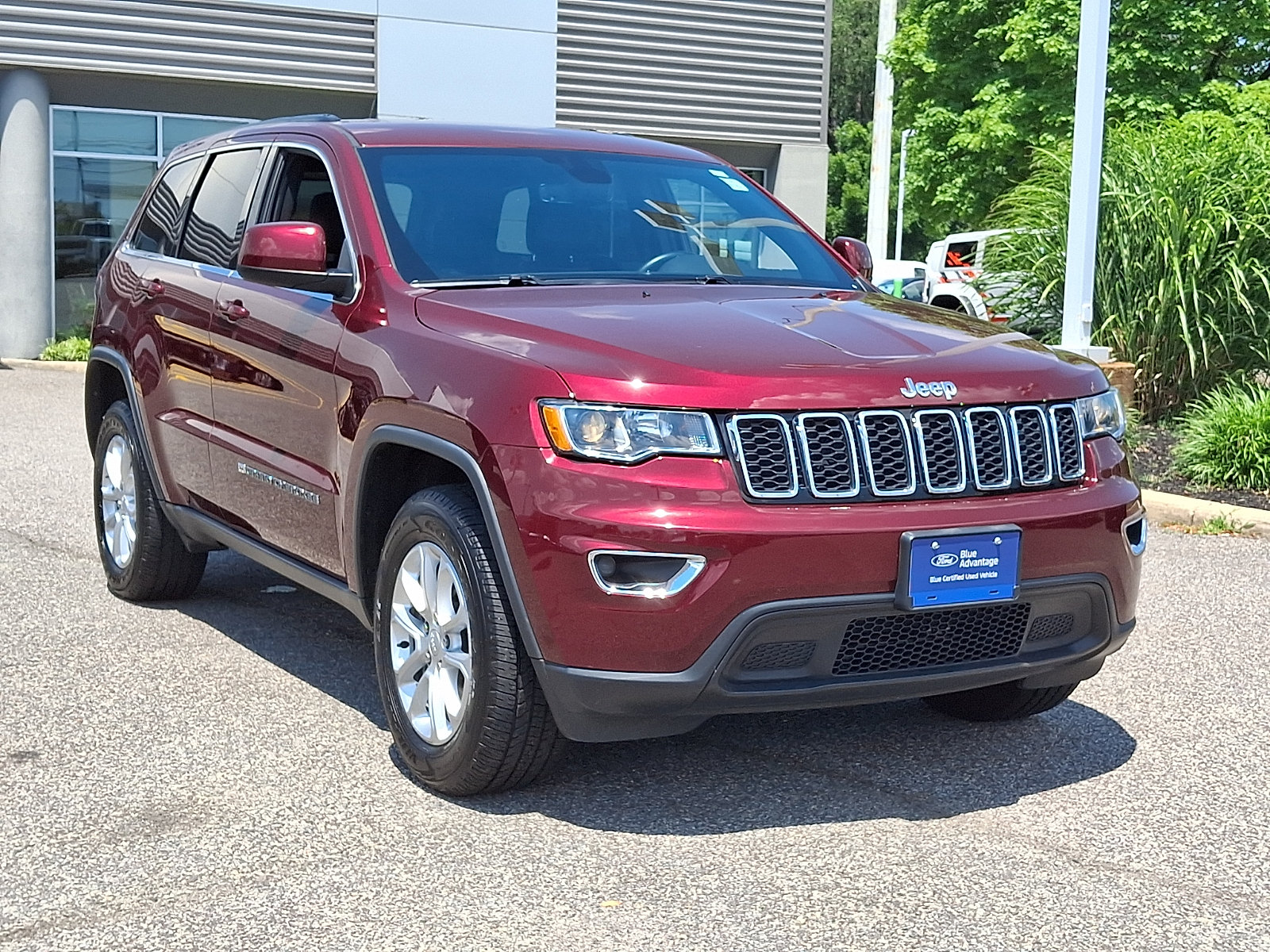 Used 2022 Jeep Grand Cherokee Laredo X AWD/4WD image 2