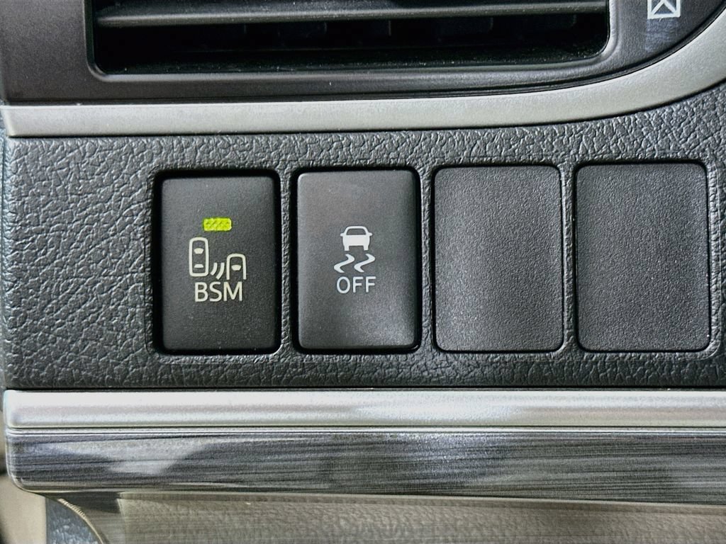 Used 2014 Toyota Camry XLE w/ Leather Package FWD image 10