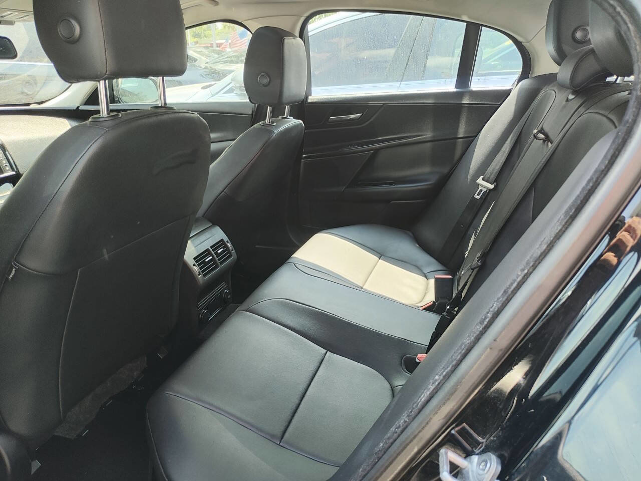 Used 2017 Jaguar XE Premium image 25