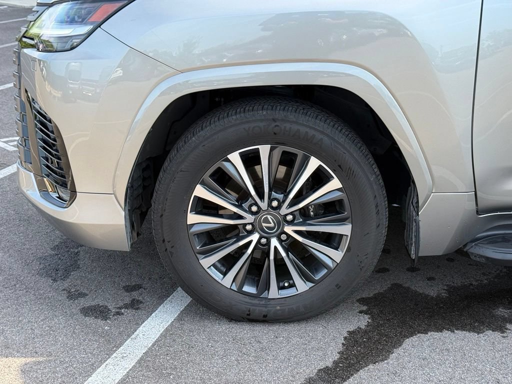 Used 2022 Lexus LX 600 4WD w/ Appearance Package image 11