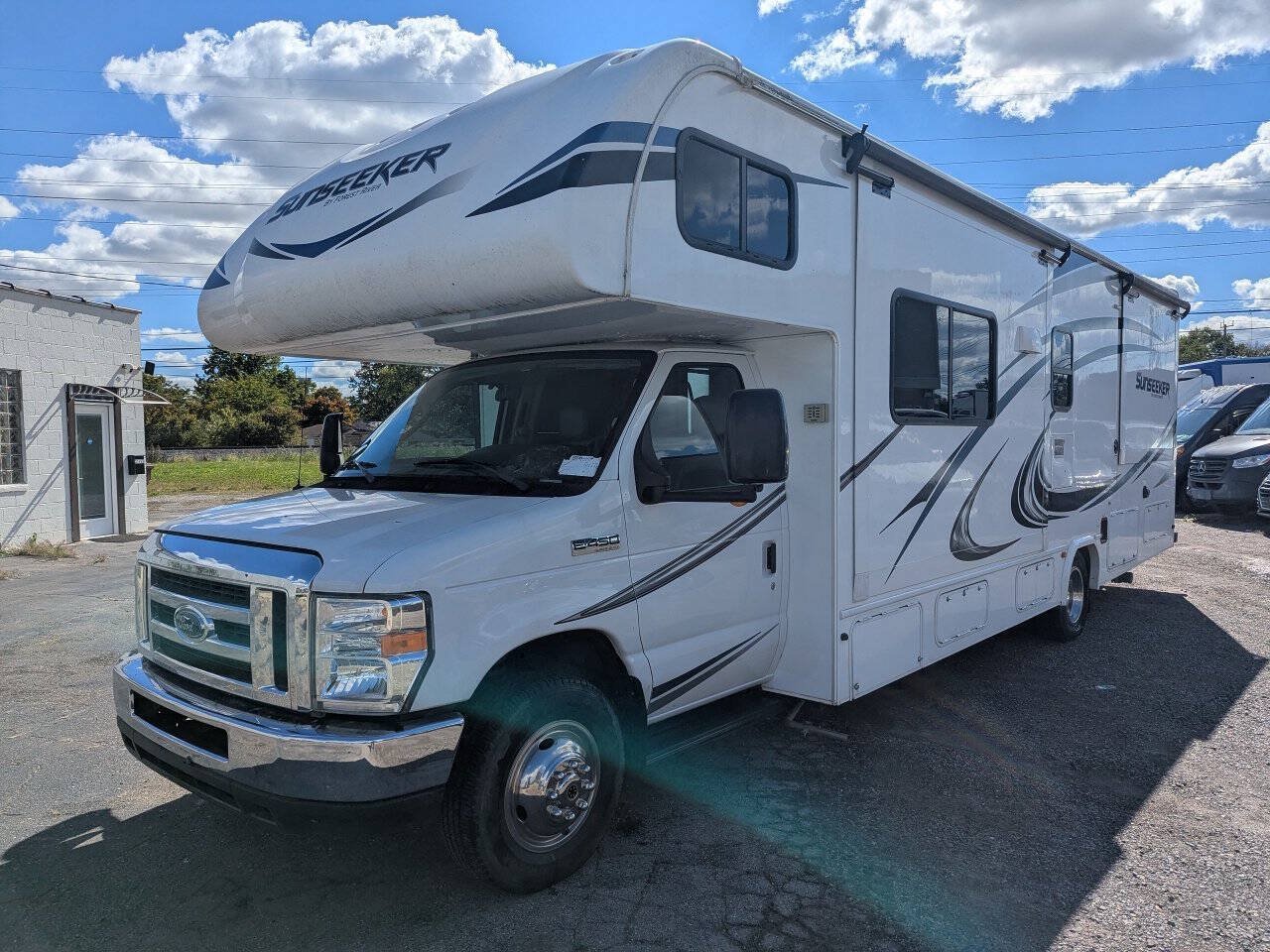 Used 2018 Ford E-450 and Econoline 450 Super Duty w/ Motorhome Prep Package RWD image 3