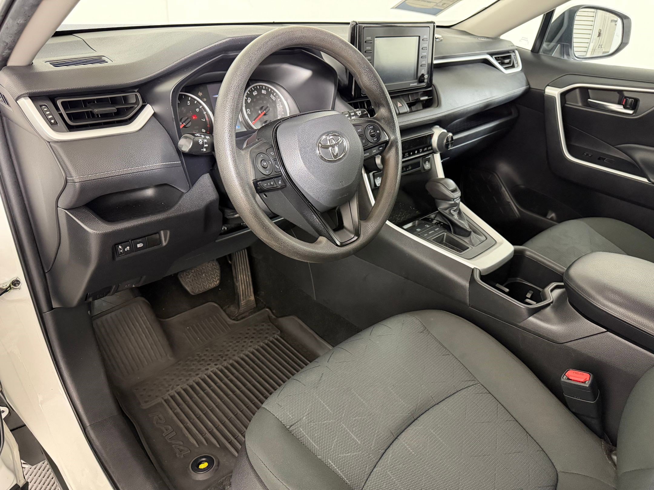 Used 2022 Toyota RAV4 XLE FWD image 3