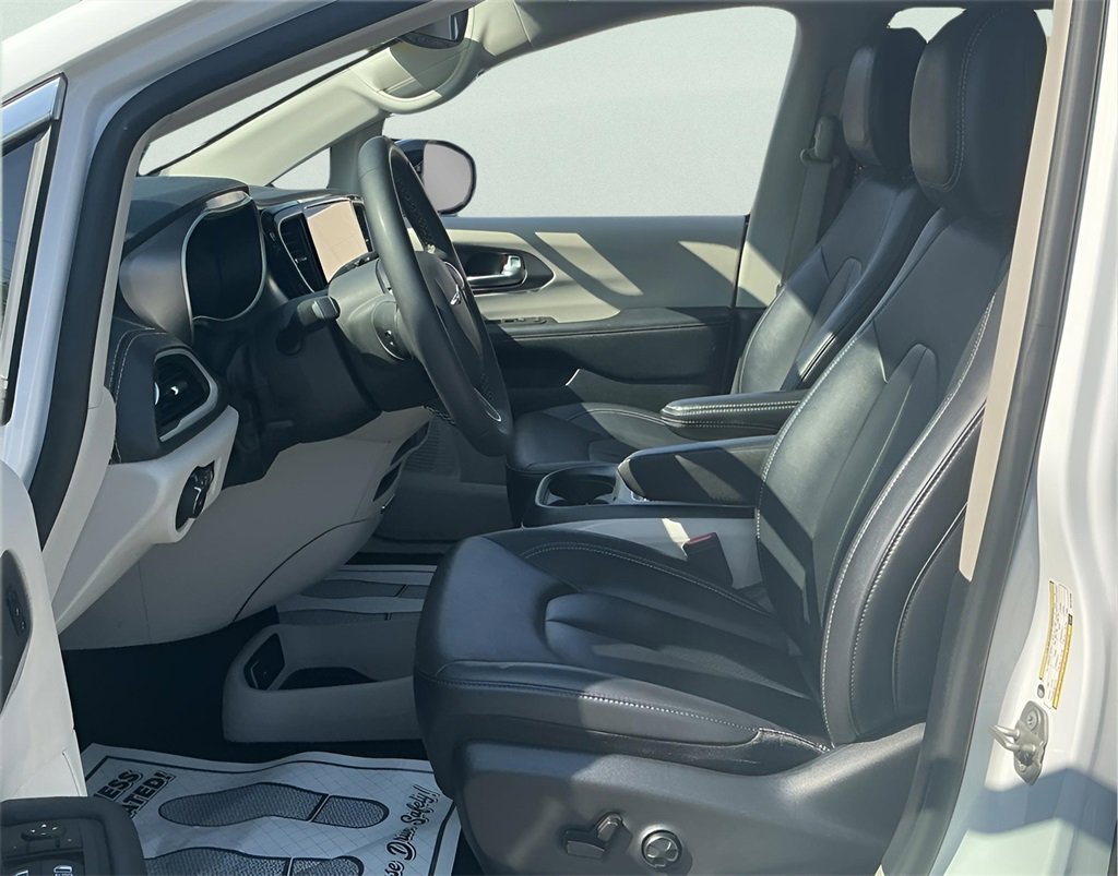 Used 2024 Chrysler Pacifica Select image 39