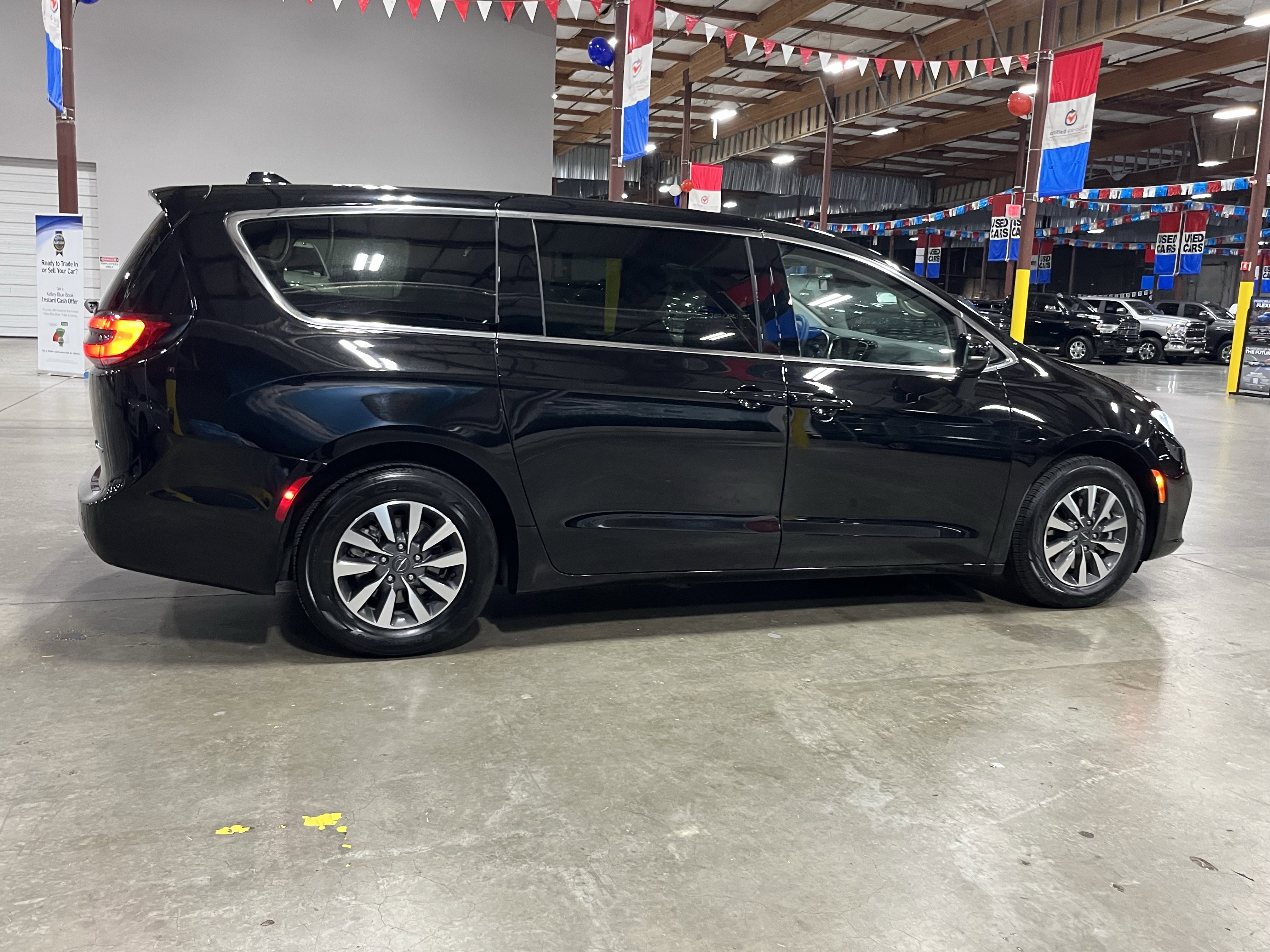 Used 2024 Chrysler Pacifica Select image 6