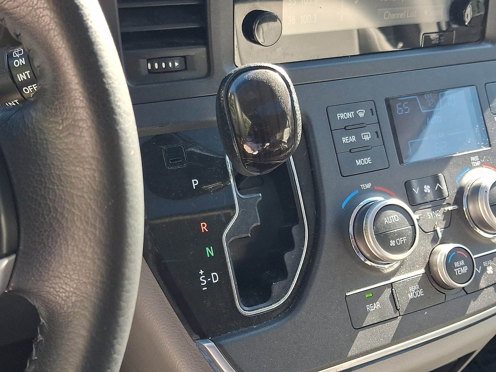Used 2016 Toyota Sienna XLE w/ XLE Navigation Package FWD image 17