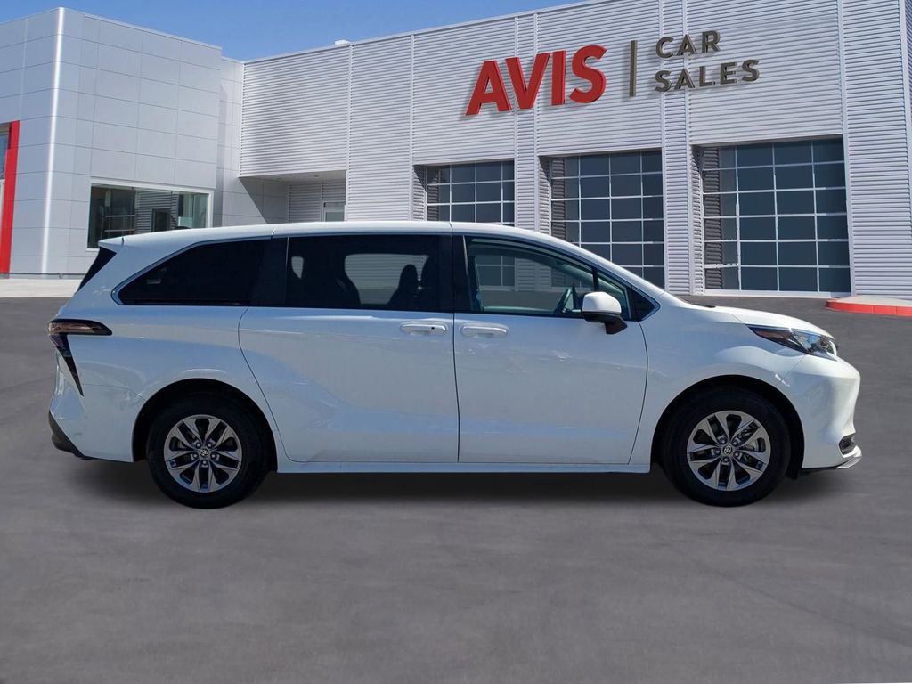 Used 2025 Toyota Sienna LE image 7