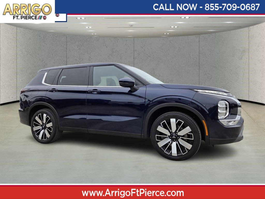 Used 2025 Mitsubishi Outlander SE image 1