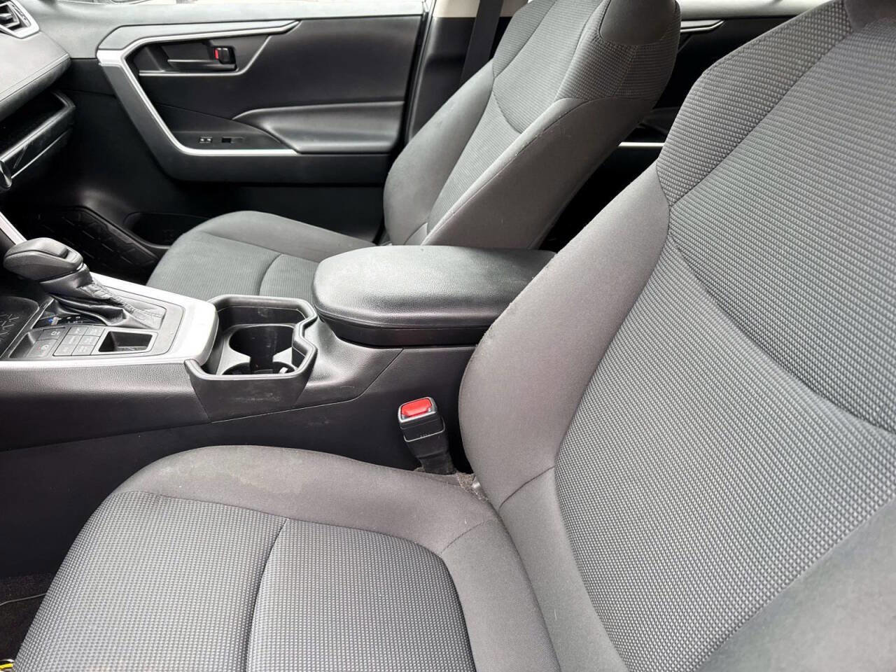 Used 2021 Toyota RAV4 LE w/ Carpet Mat Package (TMS) AWD/4WD image 18