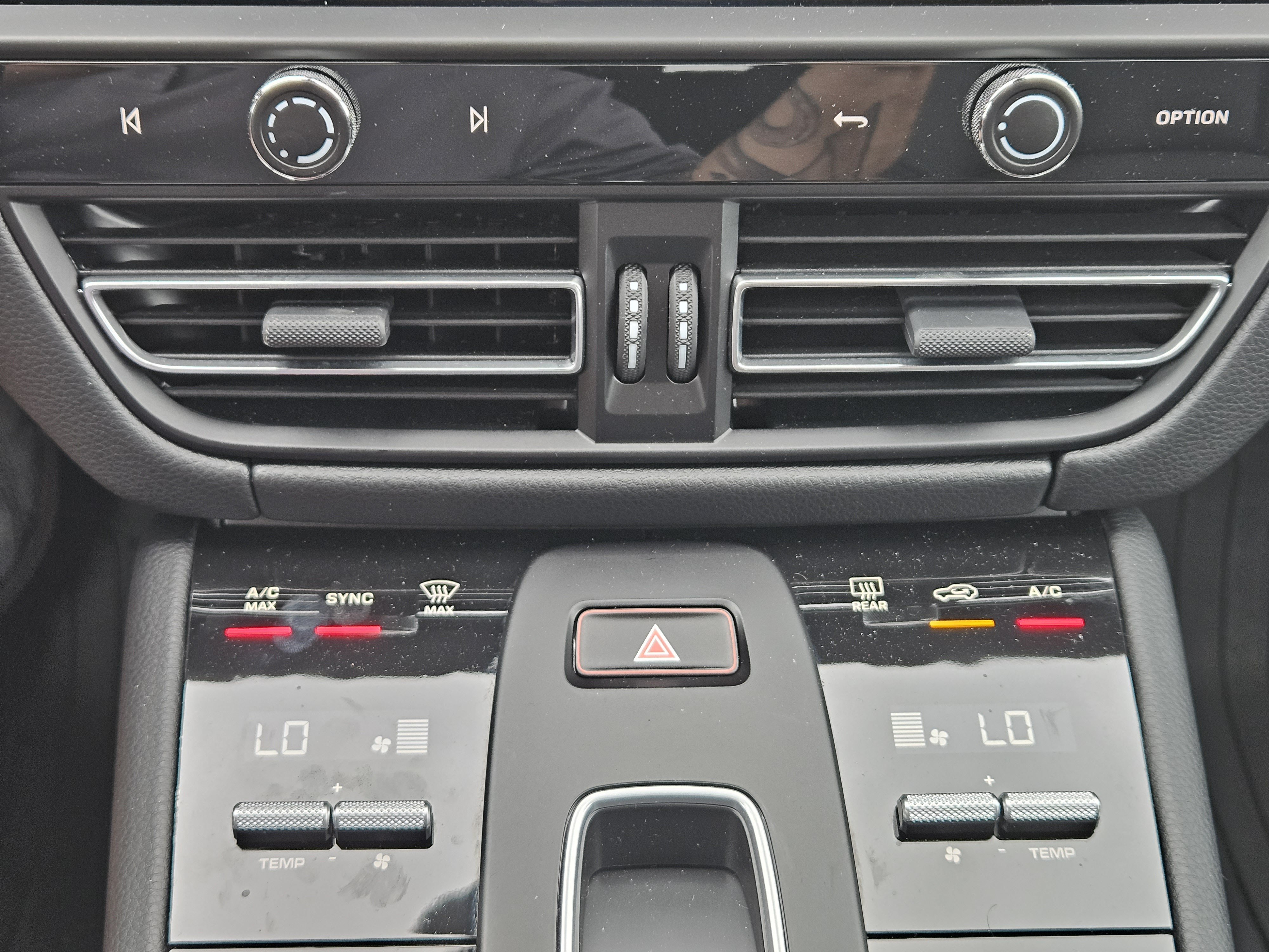 Certified 2026 Porsche Macan AWD/4WD image 19
