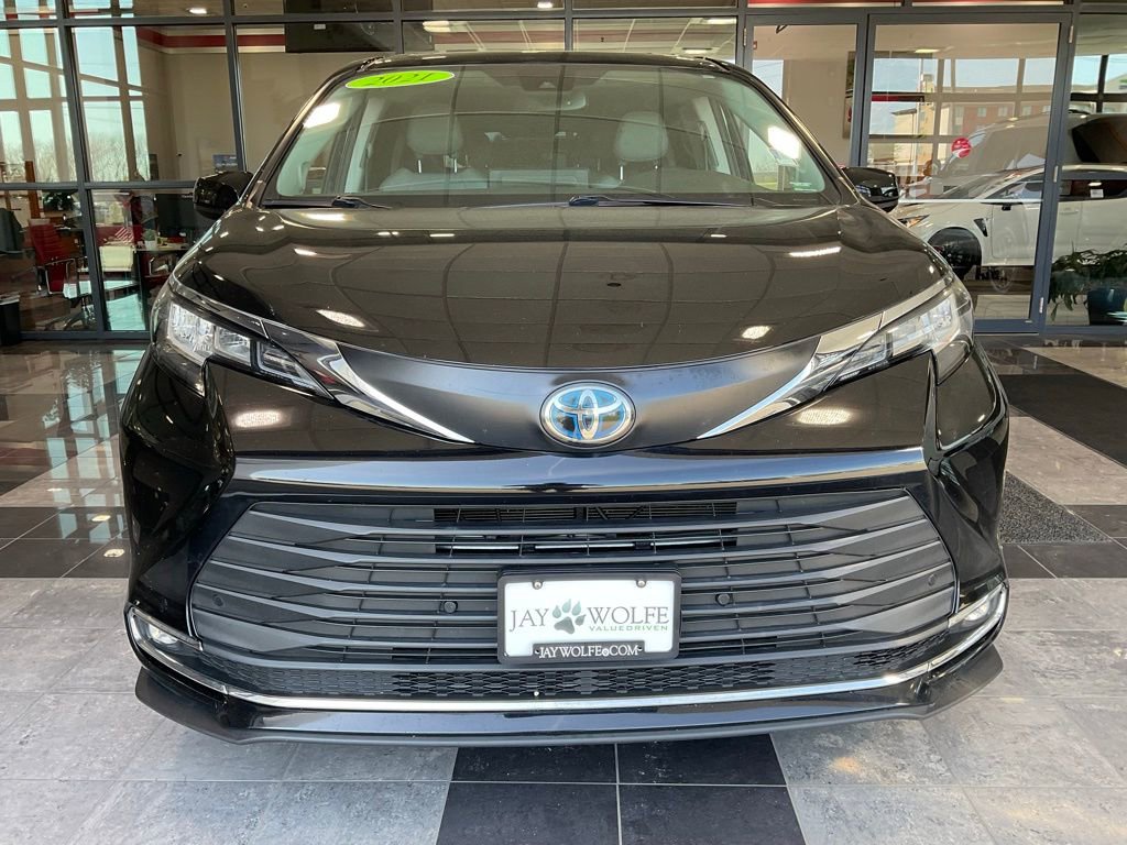 Used 2021 Toyota Sienna XLE w/ XLE Plus Package image 2
