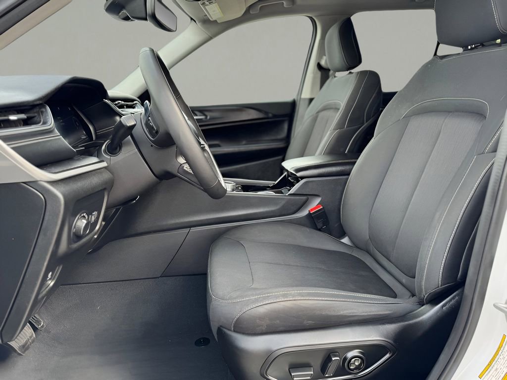 Used 2023 Jeep Grand Cherokee Laredo image 16