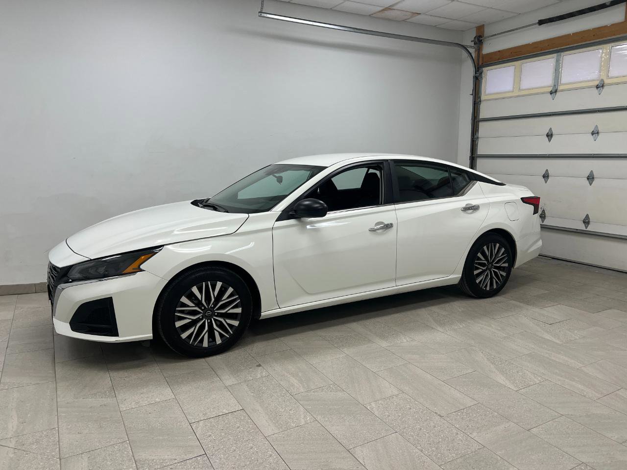 Used 2025 Nissan Altima 2.5 SV image 2