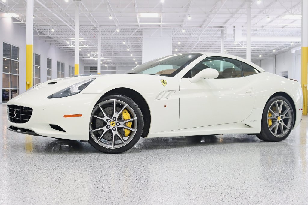 Used 2011 Ferrari California RWD image 3