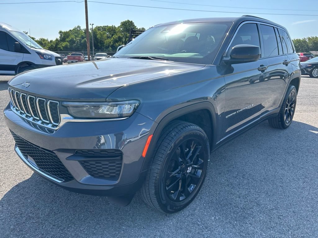 Used 2025 Jeep Grand Cherokee Laredo X AWD/4WD image 1