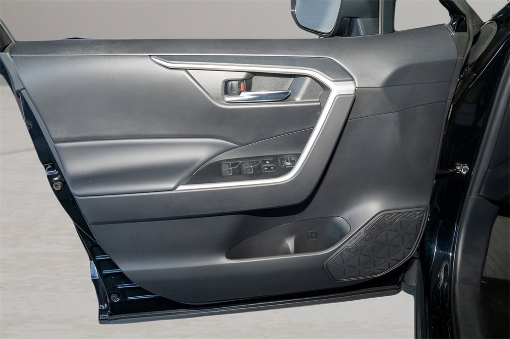 Used 2022 Toyota RAV4 XLE Premium image 16