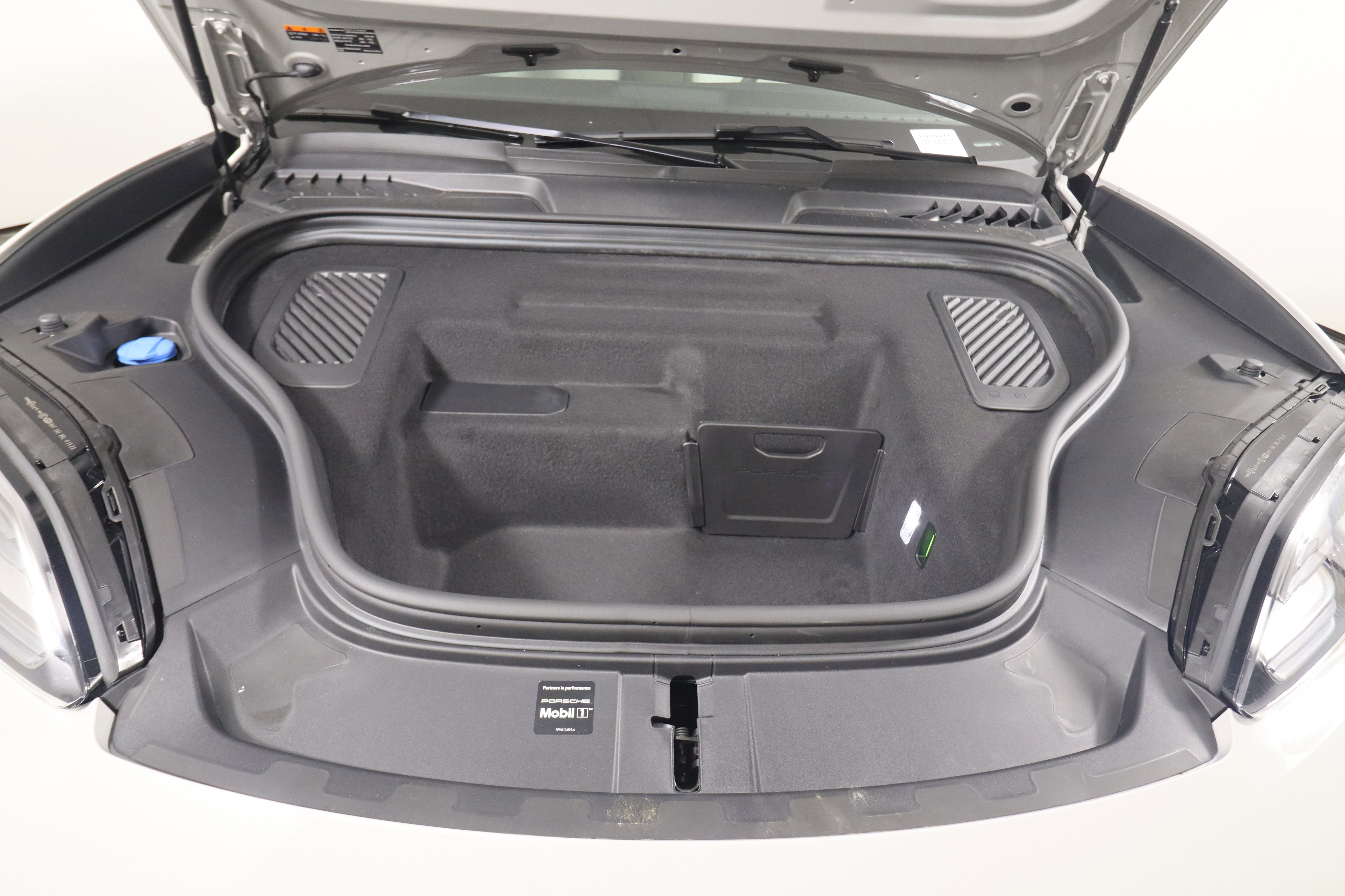 New 2026 Porsche Macan Electric image 22