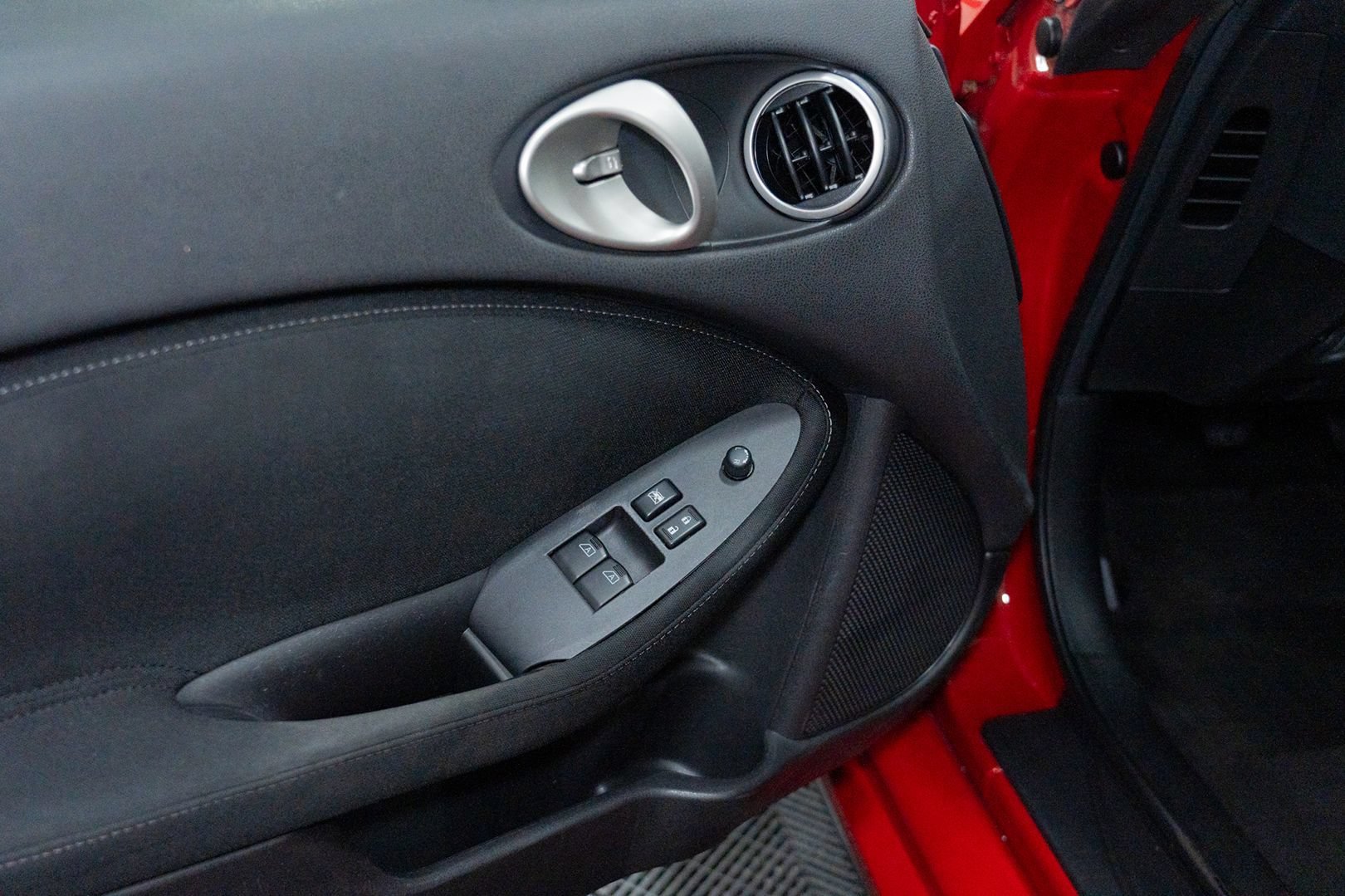 Used 2016 Nissan 370Z Coupe RWD image 15