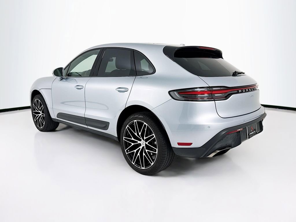 Certified 2025 Porsche Macan AWD/4WD image 3