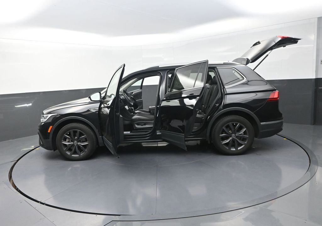 Used 2023 Volkswagen Tiguan SE w/ Panoramic Sunroof Package AWD/4WD image 32