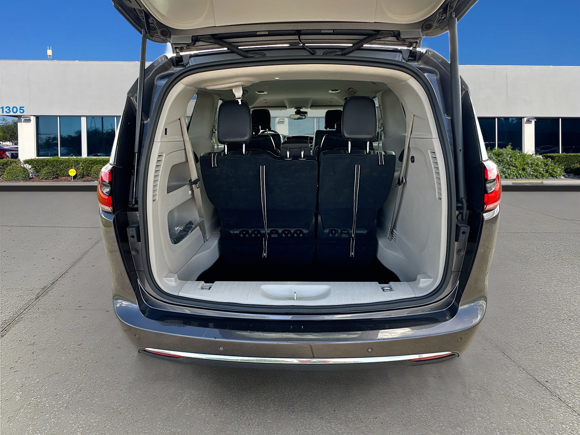 Used 2023 Chrysler Pacifica Touring-L image 24