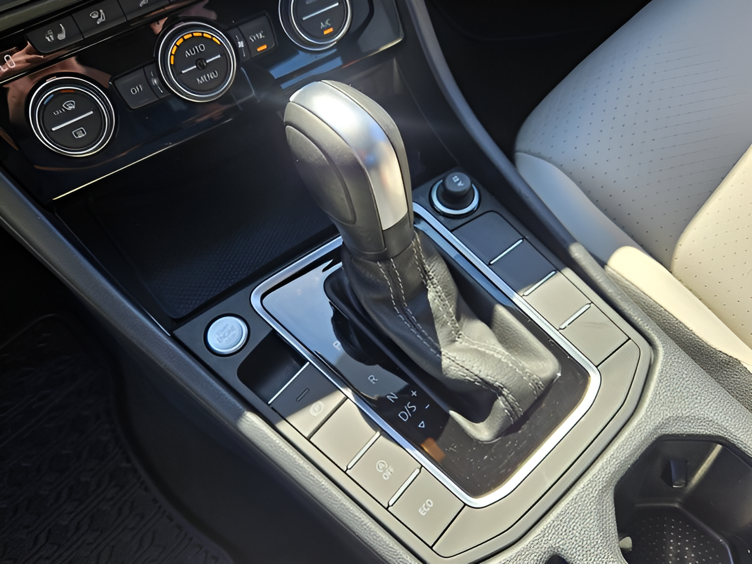 Used 2020 Volkswagen Jetta R-Line w/ R-Line Cold Weather Package FWD image 17
