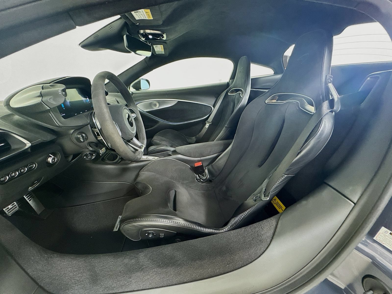 Used 2025 McLaren Artura RWD image 19