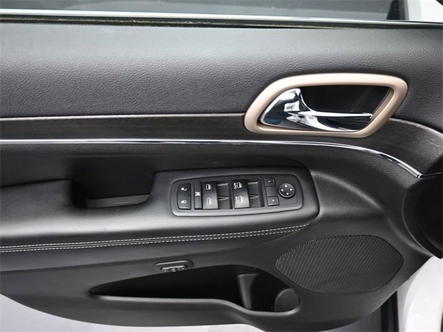 Used 2017 Jeep Grand Cherokee Limited image 23
