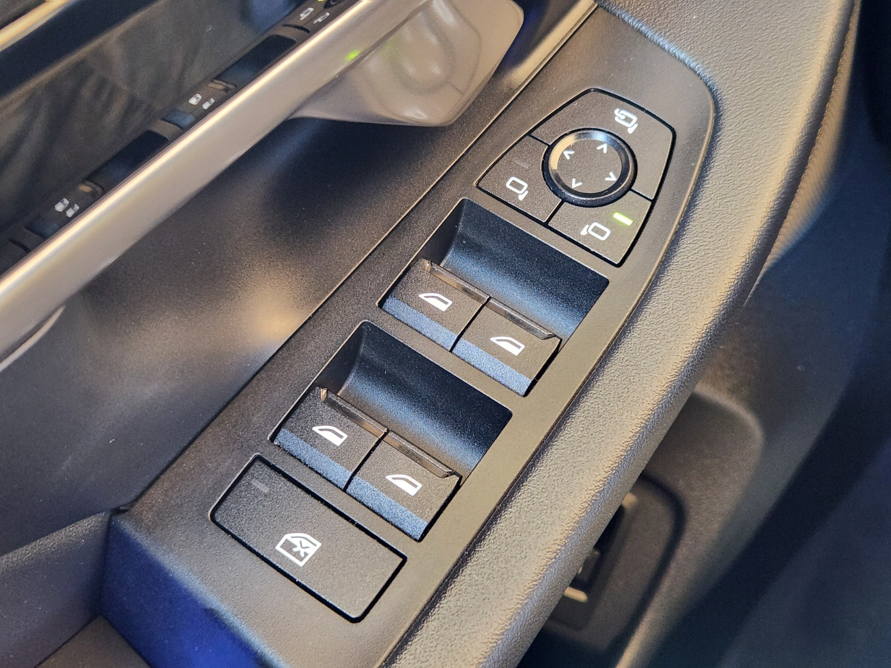 Used 2024 BMW 530i w/ Convenience Package RWD image 18