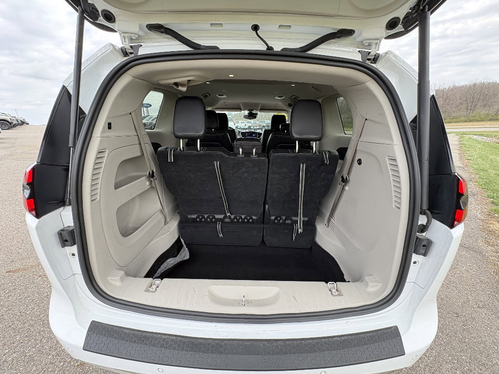 Used 2024 Chrysler Pacifica Touring-L image 15