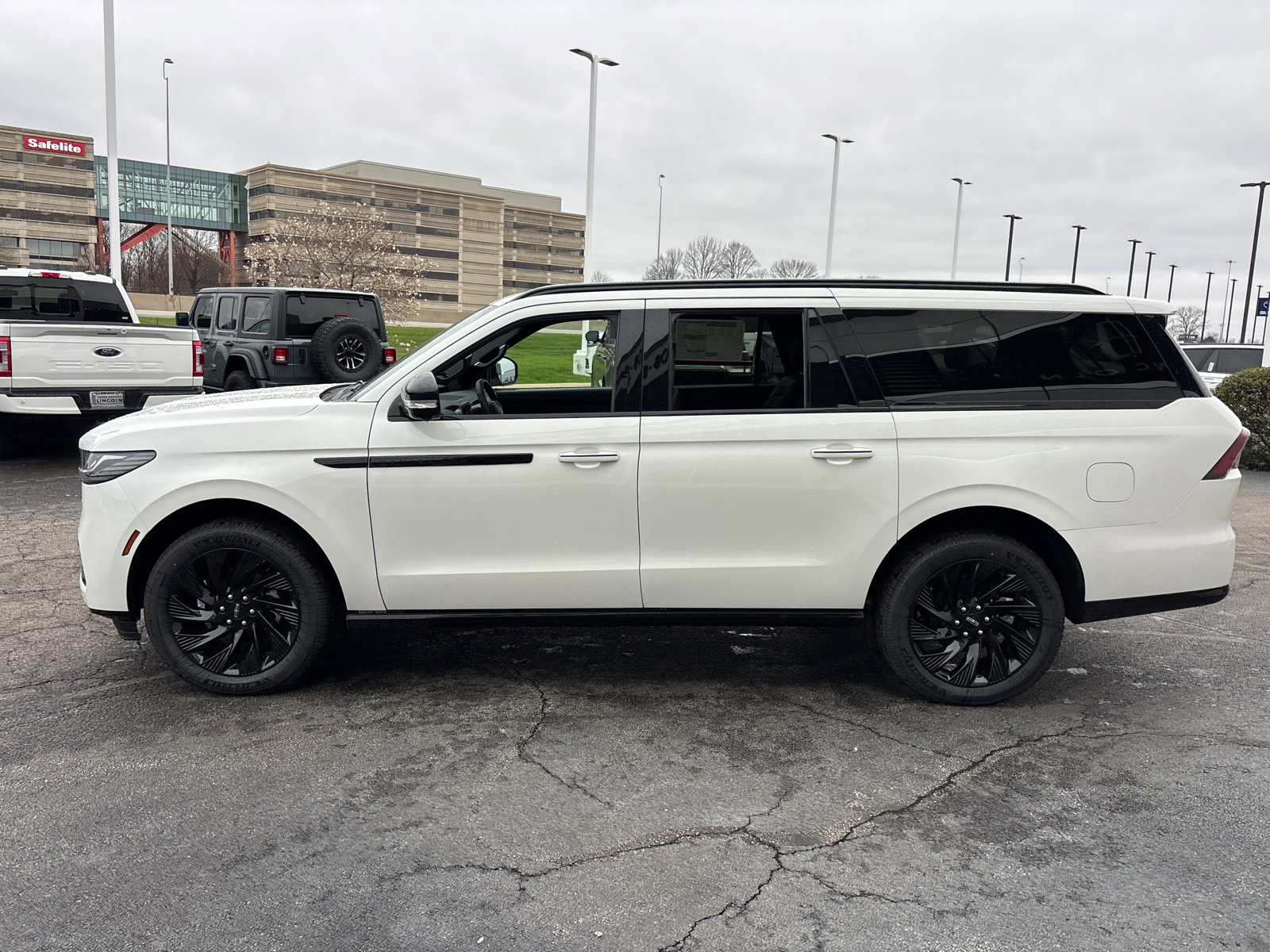 New 2026 Lincoln Navigator L Reserve w/ Jet Appearance Package image 4