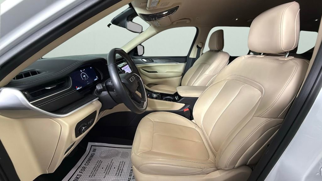 Used 2022 Jeep Grand Cherokee L Limited w/ Black Appearance Package image 17