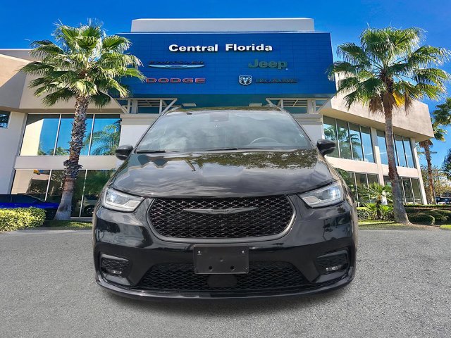 Used 2025 Chrysler Pacifica Limited FWD image 3