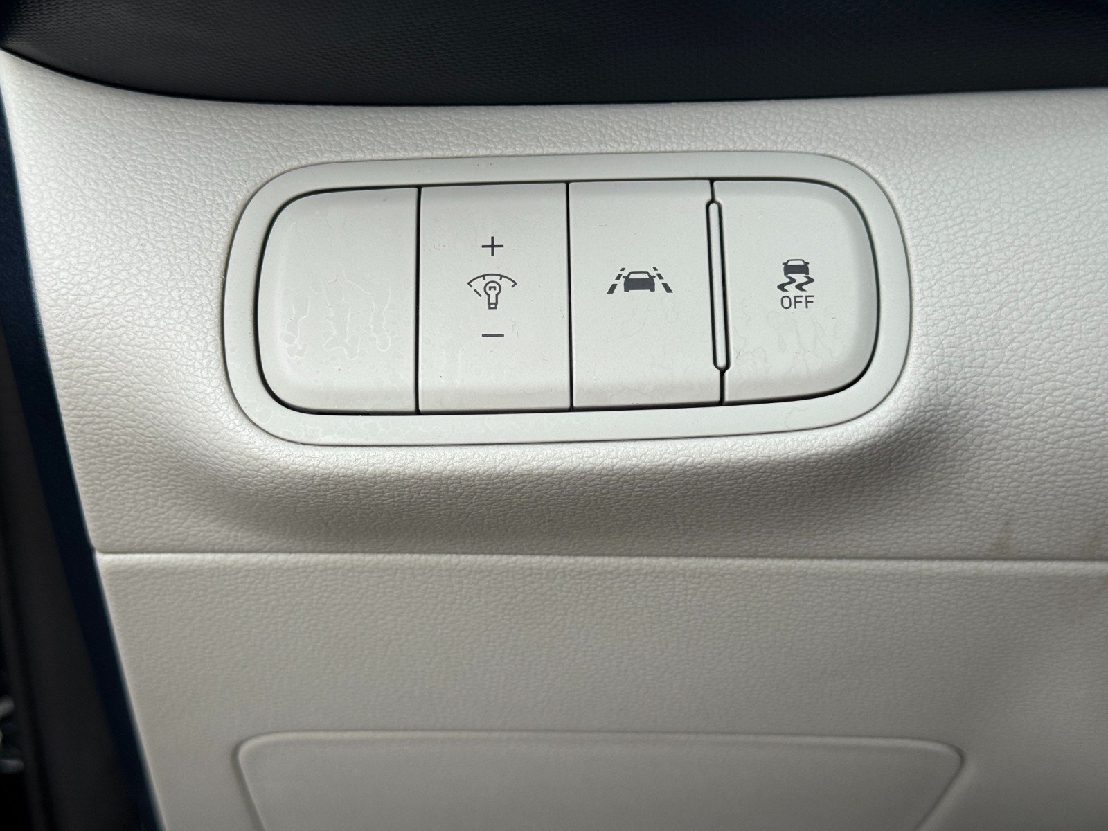 Used 2022 Hyundai Venue Limited FWD image 16