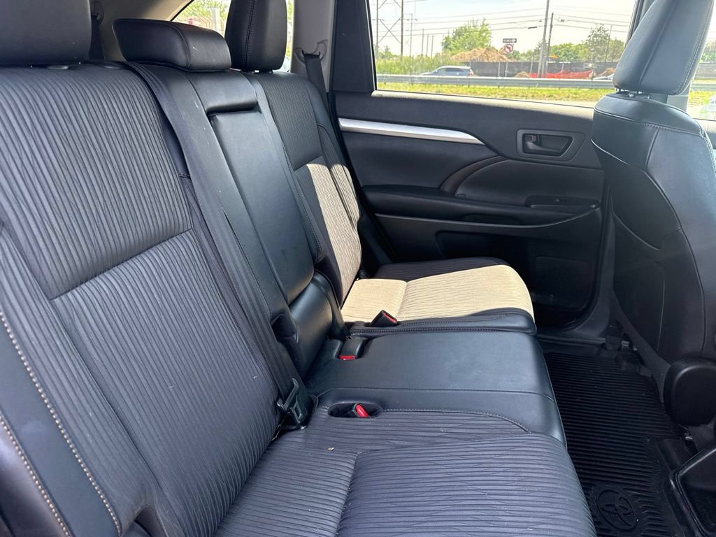 Used 2019 Toyota Highlander Plus AWD/4WD image 16