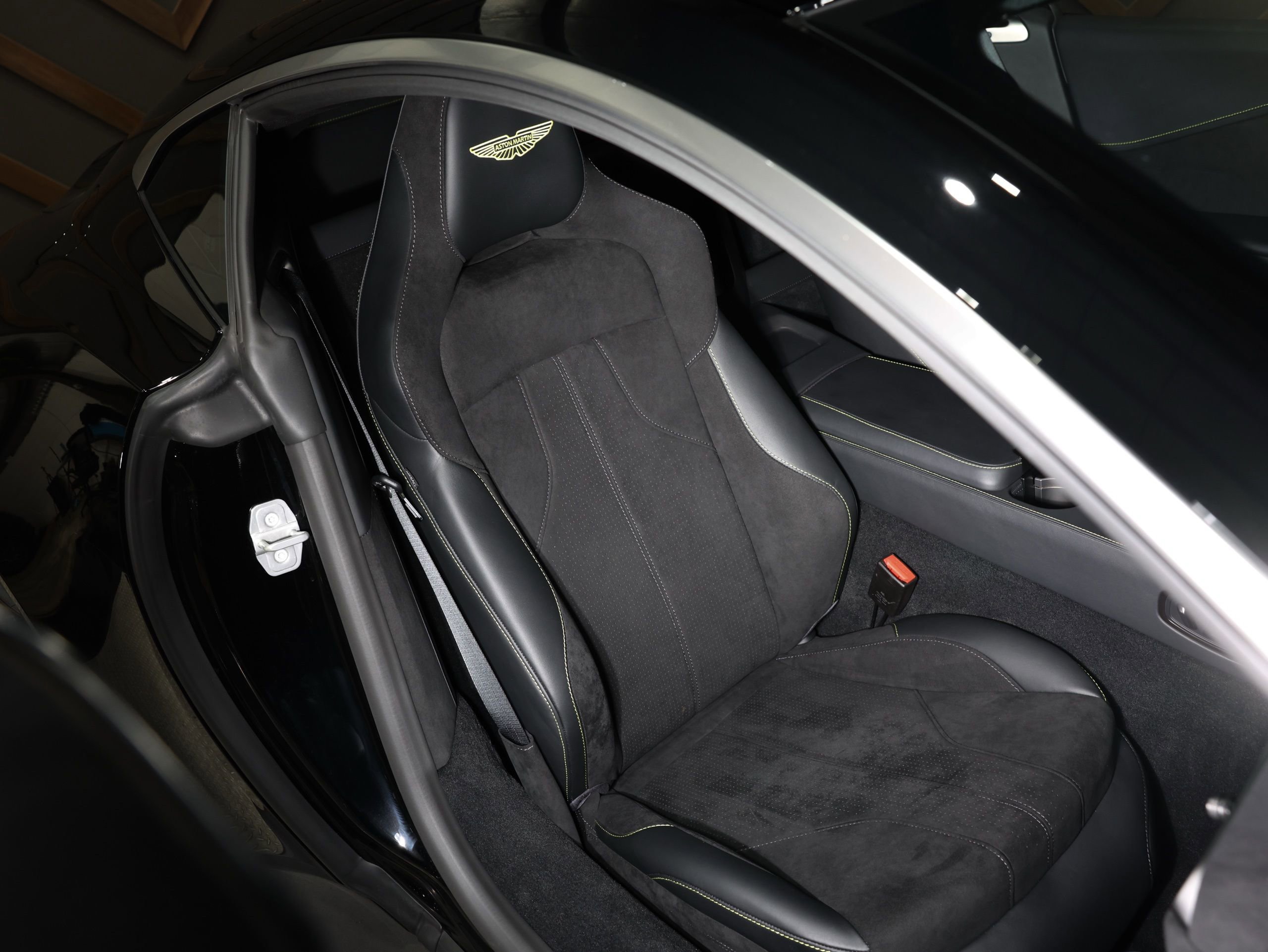 Used 2026 Aston Martin V8 Vantage Coupe image 46