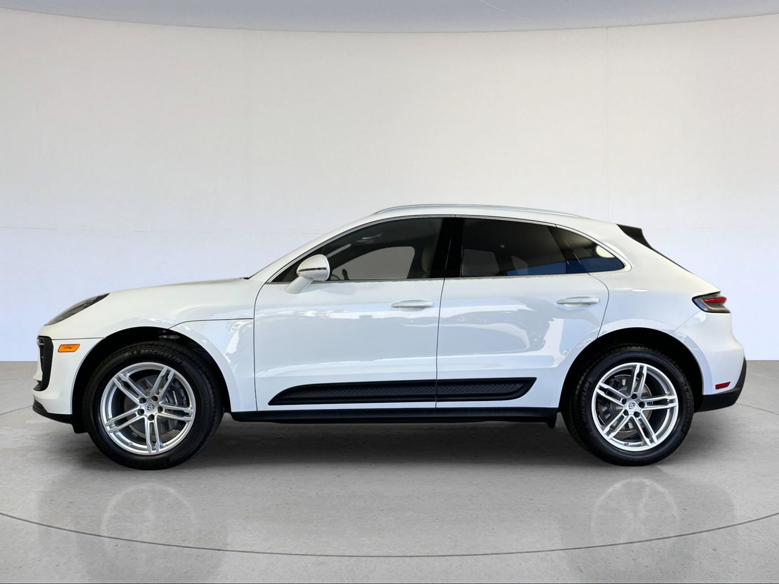 Certified 2026 Porsche Macan AWD/4WD image 2
