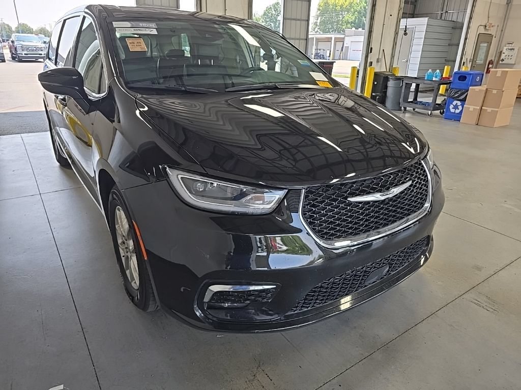 Used 2024 Chrysler Pacifica Touring-L FWD image 1