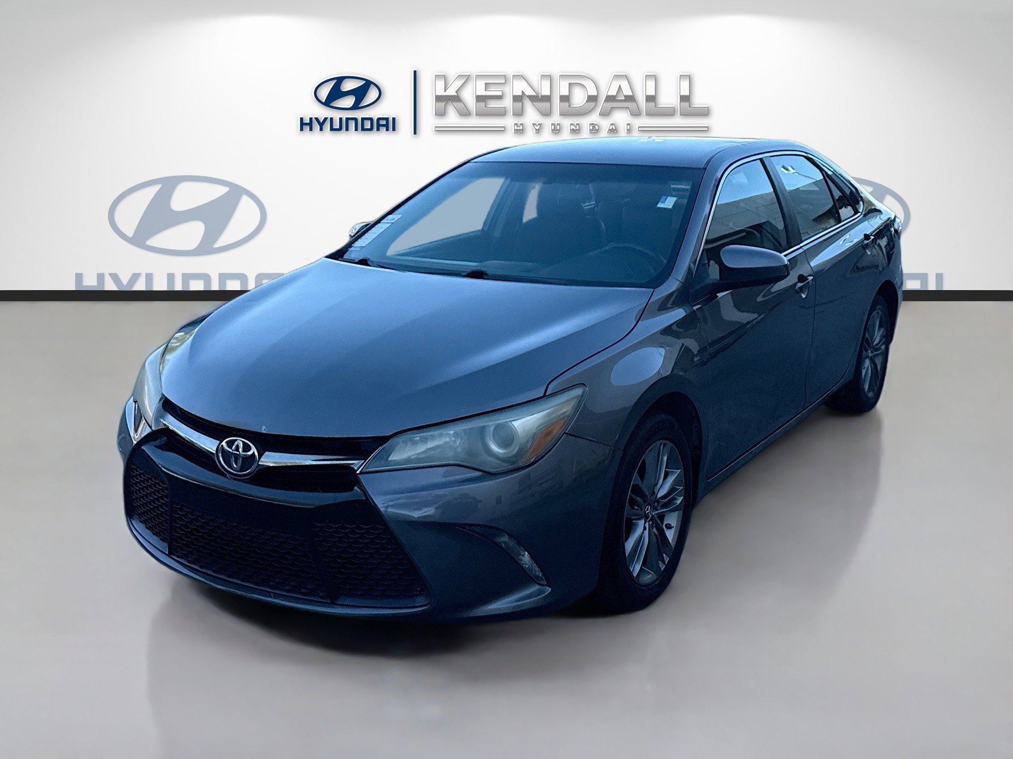 Used 2017 Toyota Camry SE image 3