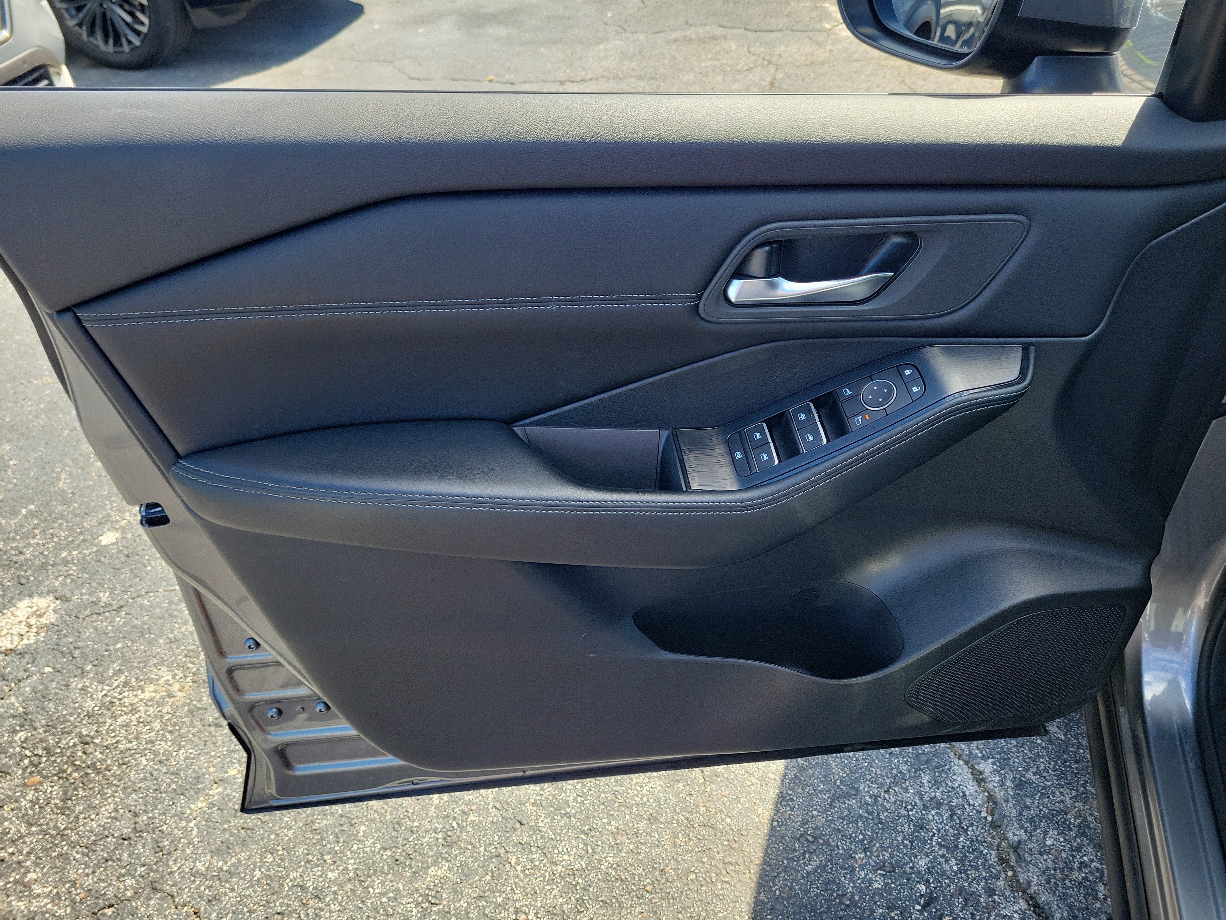 Certified 2025 Nissan Rogue SL FWD image 10
