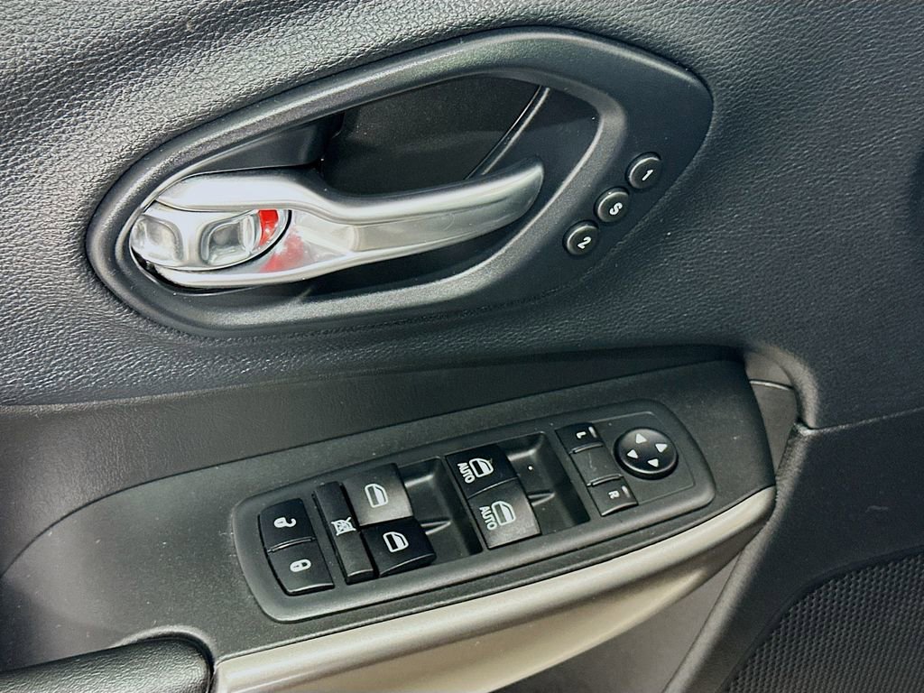 Used 2019 Jeep Cherokee Limited image 16