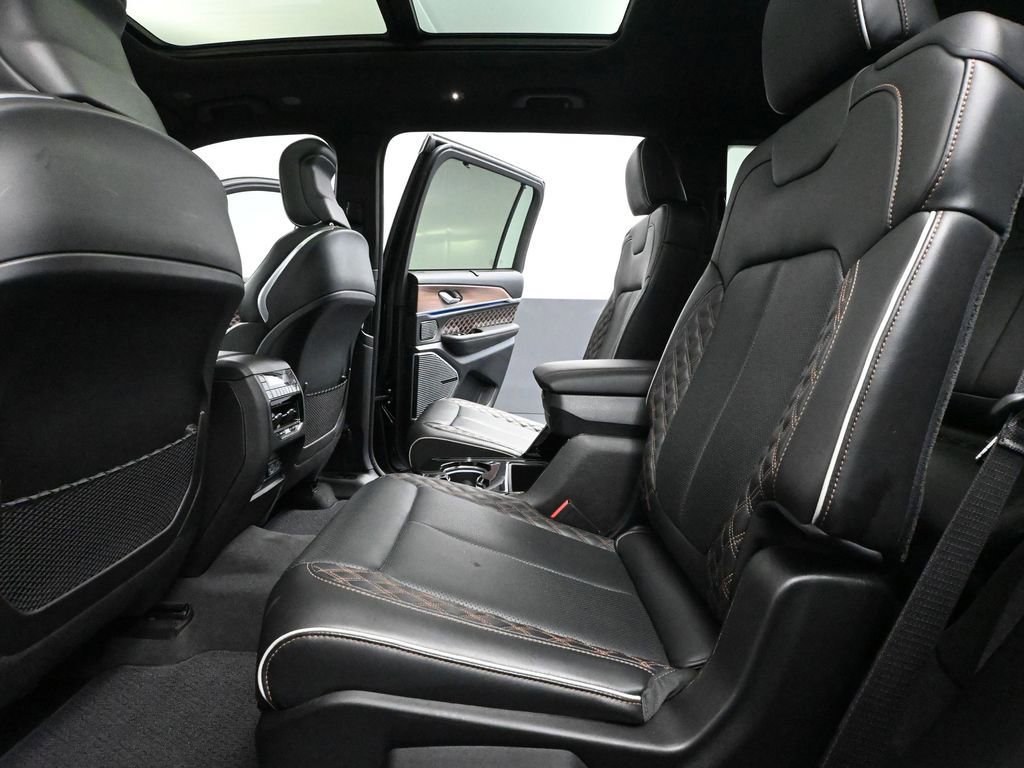 Used 2021 Jeep Grand Cherokee L Summit w/ Luxury Tech Group V AWD/4WD image 43