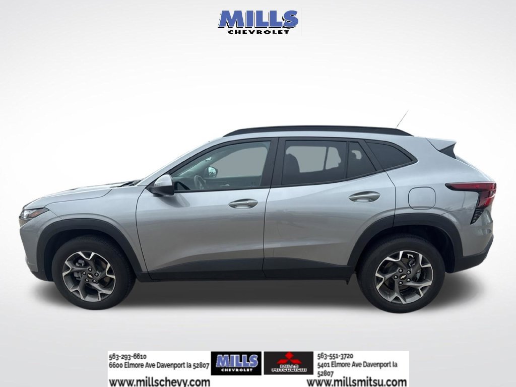 Used 2025 Chevrolet Trax LT w/ LT Convenience Package FWD image 3