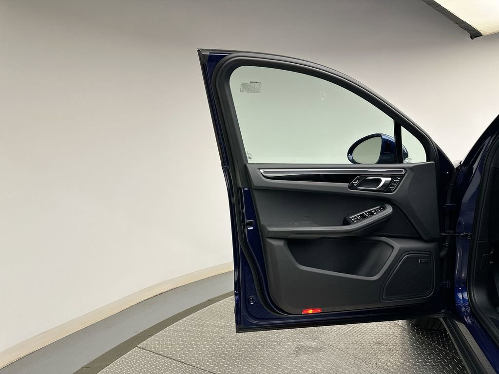 Used 2024 Porsche Macan image 9