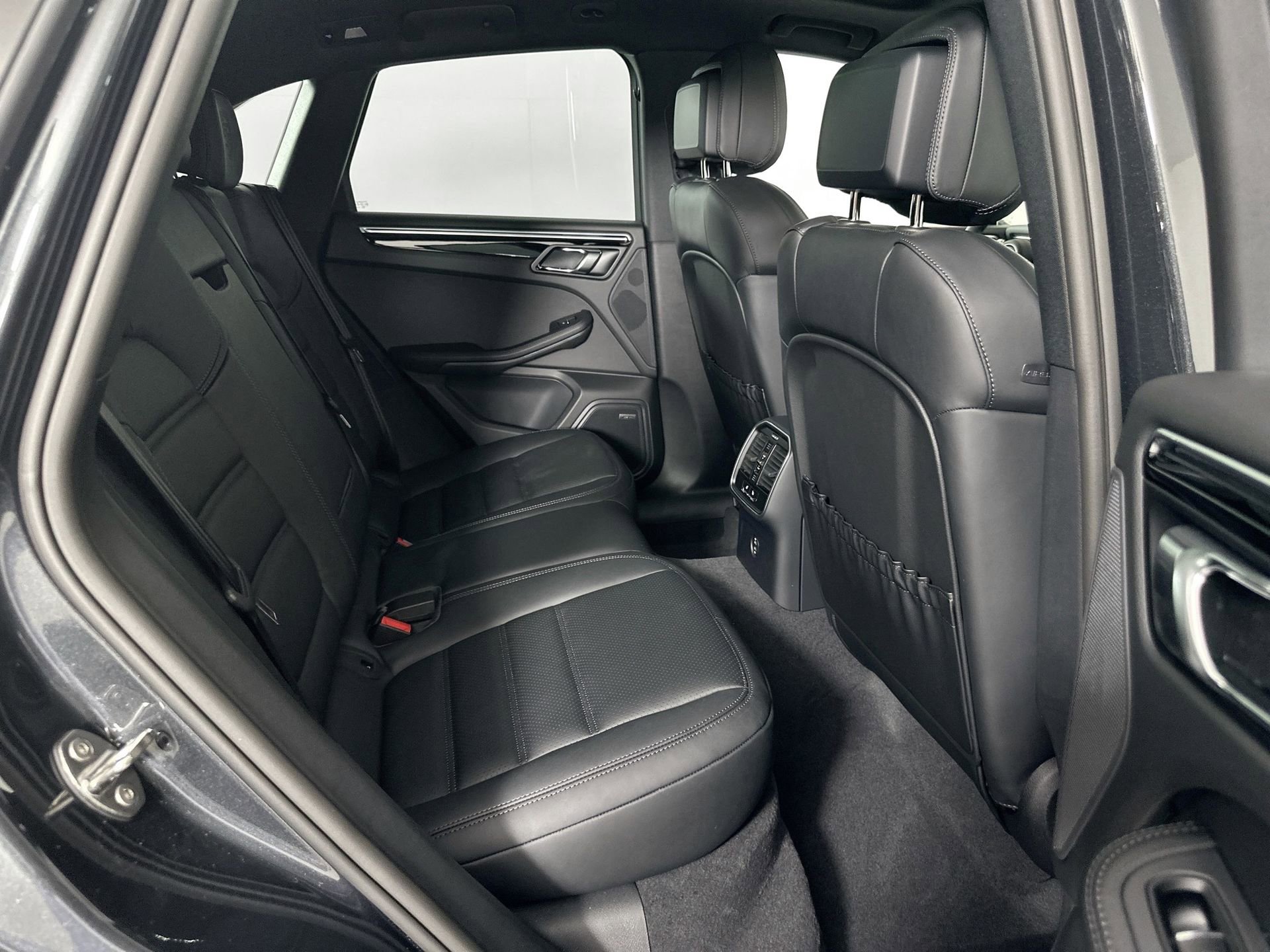 Certified 2025 Porsche Macan image 27