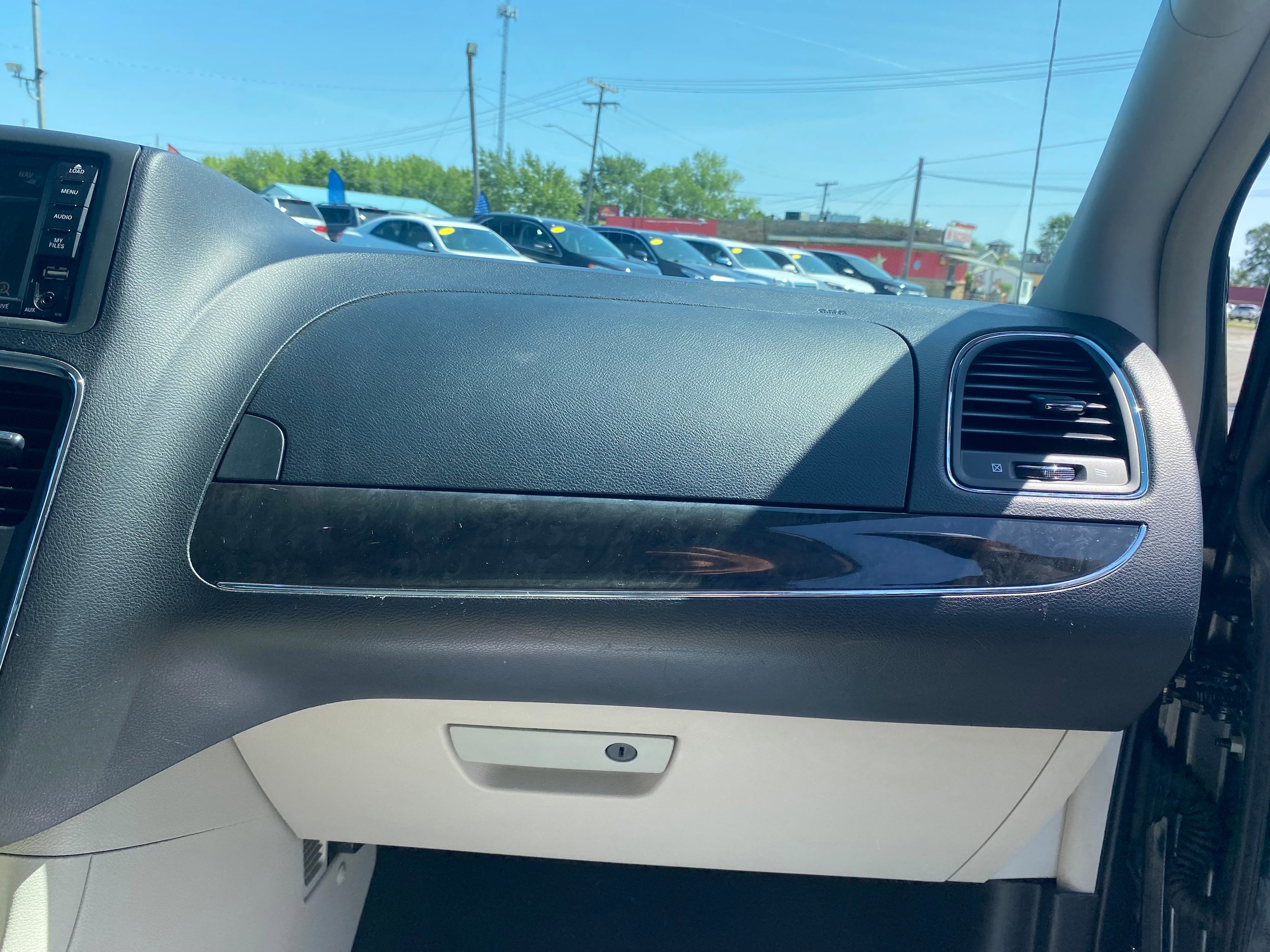 Used 2014 Chrysler Town & Country Touring-L w/ Driver Convenience Group FWD image 16