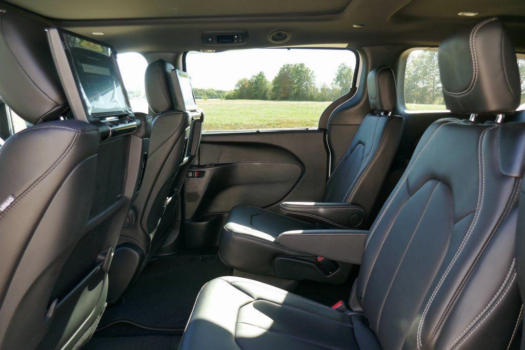 New 2026 Chrysler Pacifica Select image 13