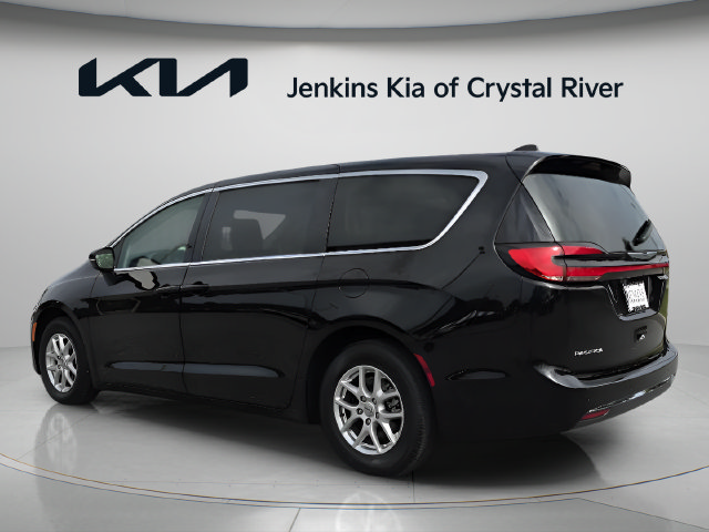 Used 2024 Chrysler Pacifica Touring-L FWD image 11