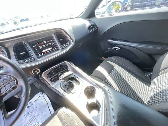 Used 2022 Dodge Challenger SXT w/ Driver Convenience Group RWD image 17
