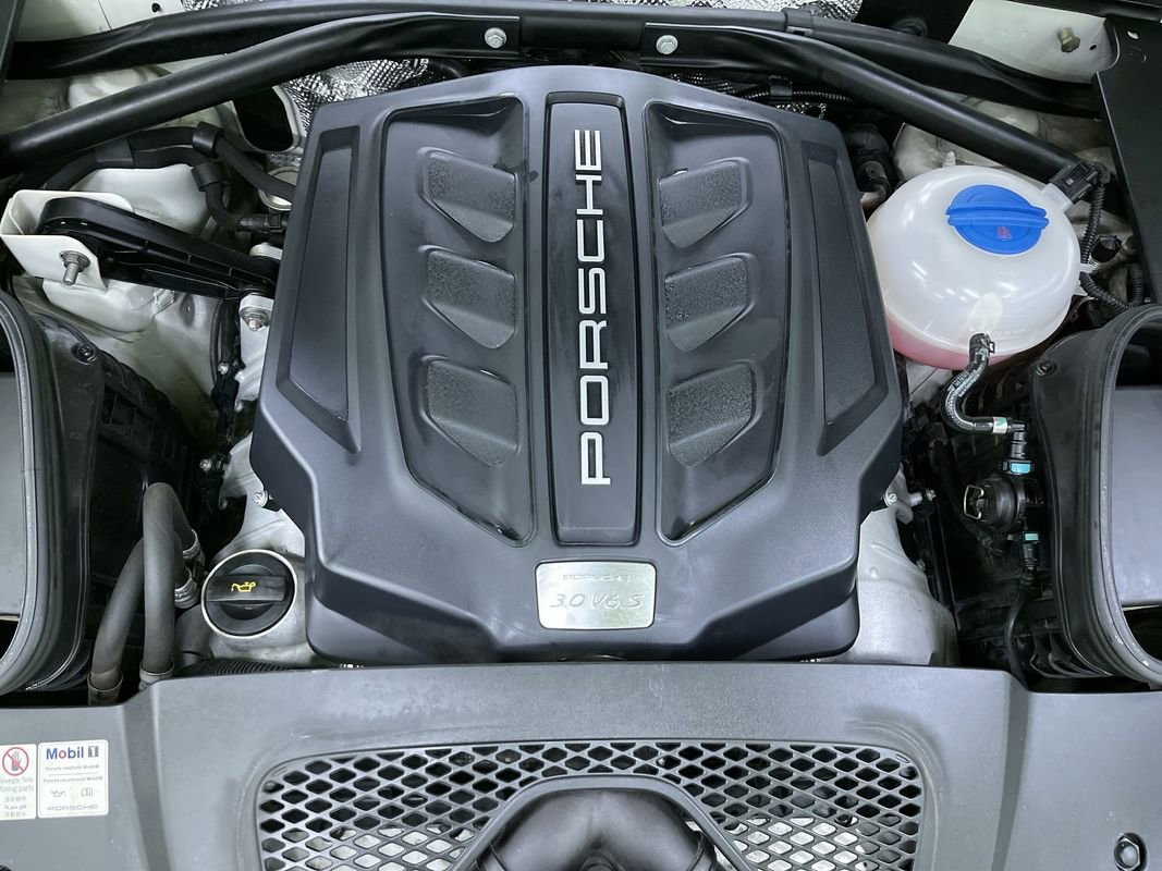 Used 2015 Porsche Macan S w/ Premium Package Plus image 31